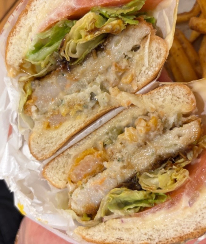  “이거 진짜 맛있다던데?” 맘스터치 후덕죽 싸이버거 먹어봄! 통새우버거 가격부터 솔직 후기까지
