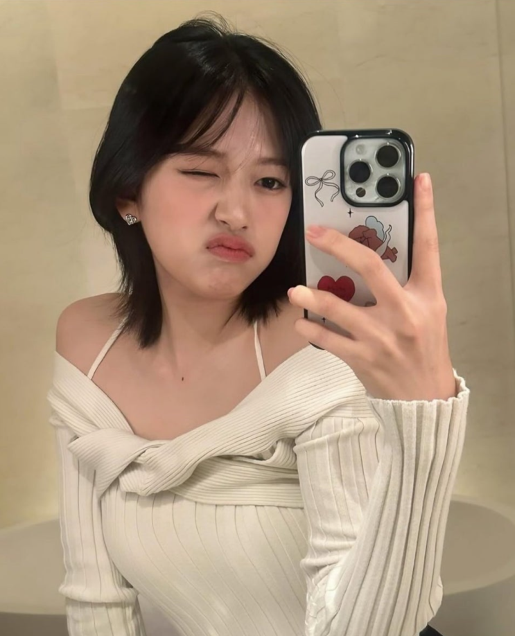  얼굴 소멸 치트키? 안유진 단발 허쉬컷 스타일 무드