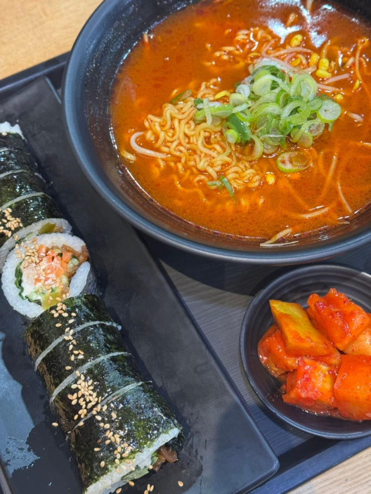  김포공항 푸드코트 아침비행기 간단한 식사로 라면김밥세트 추천 웰리앤 카페테리아
