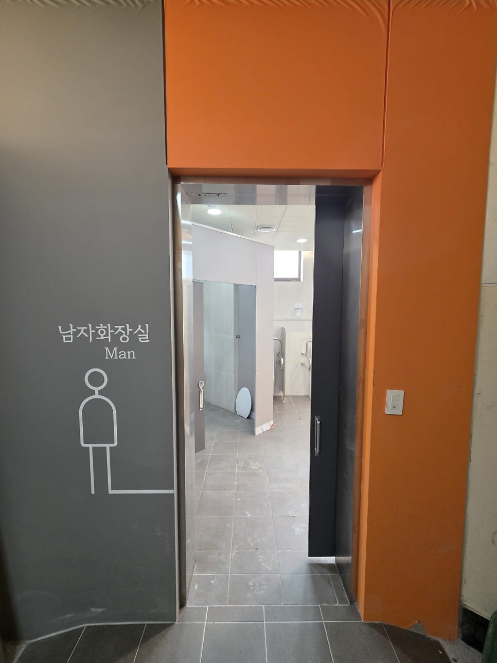 장애인 화장실 칸막이 동국대학교 원흥관 시공 슬라이딩 도어 구조 개선