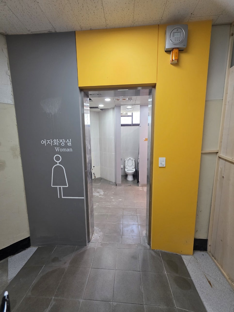 장애인 화장실 칸막이 동국대학교 원흥관 시공 슬라이딩 도어 구조 개선
