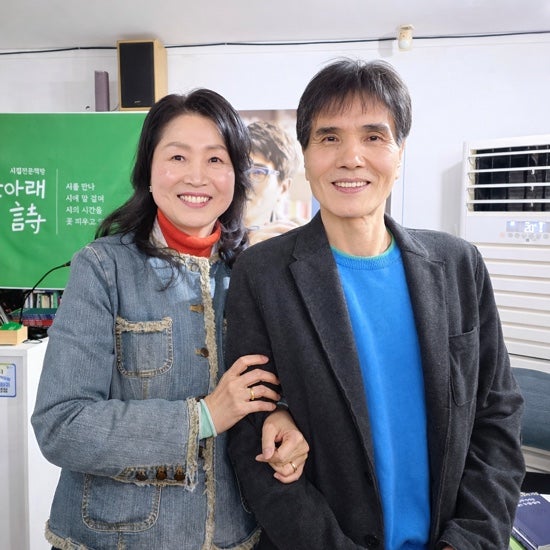 이정하 시인 ‘낮은 곳으로’ | 사랑으로 낮아지는 이유