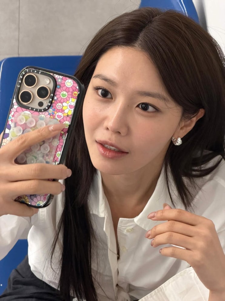  소녀시대 수영 인스타 패션에서 나온 매력적인 여성 운동화 휠라 글리오