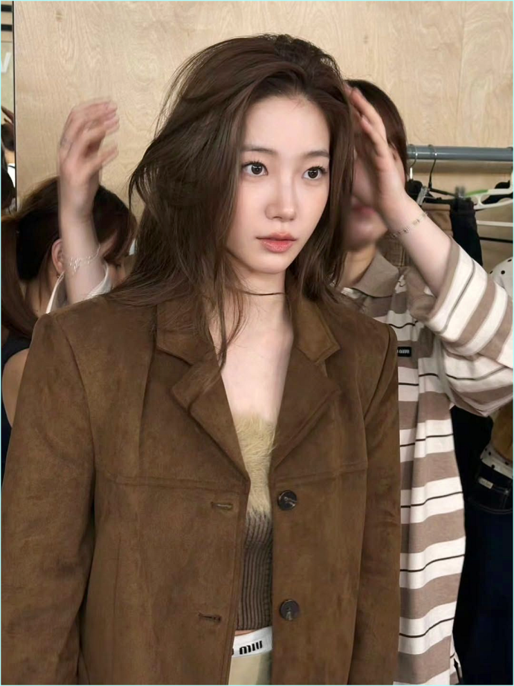  "언니 이거 어디 거예요?" 카즈하,슬기가 픽한 브라운 스웨이드 재킷 코디 4