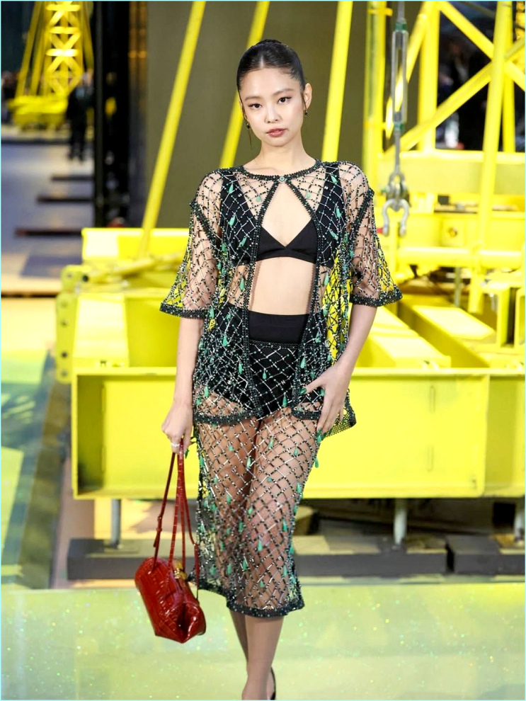  "언니 몸매 반칙 아냐?" 샤넬쇼 발칵 뒤집은 제니 시스루룩 & 떡상 예감 가방 정체