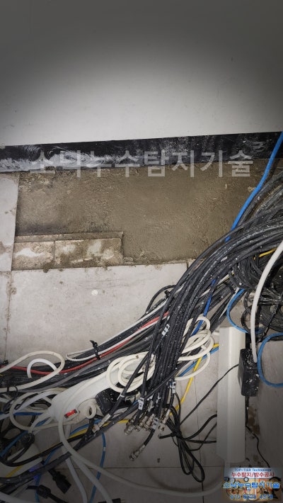배관 수리 후 시멘트로 미장해 메운 서버실 바닥과 한쪽으로 걷어 놓은 랜선 다발