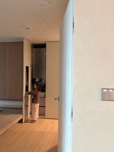 24평 전신거울 위치? 그냥 붙였어요(이케아 프레브로)