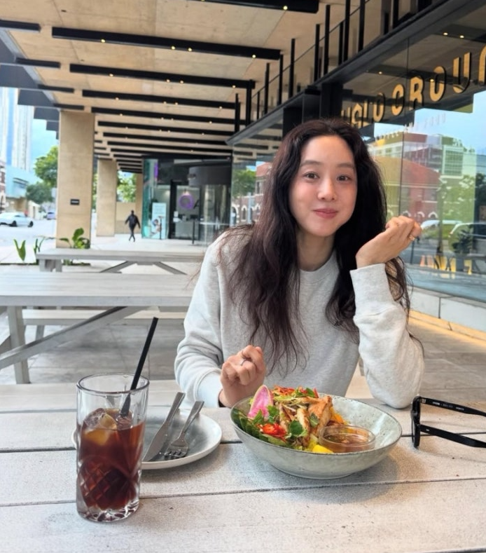   오락실 DDR 요정에서 대치동 일타강사까지! 배우 정려원의 드라마틱한 인생 역전 스토리