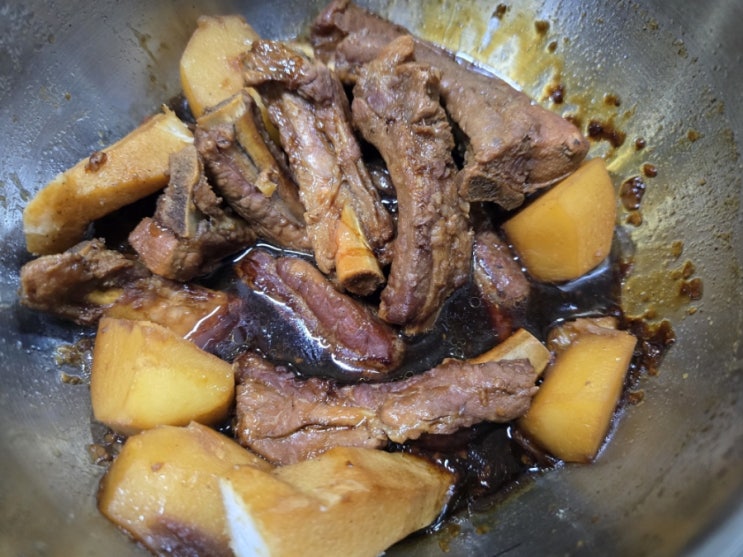  집밥 등갈비 간장조림 등갈비김치찜 연근콩조림