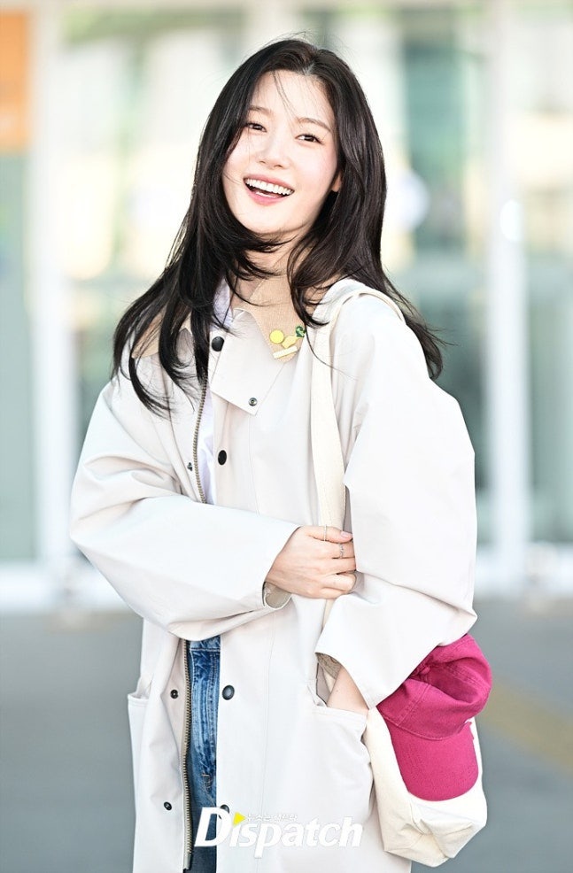정채연 공항패션… 이 코트 뭐야? 바버 아이보리 롱코트 봄 코디 끝판왕