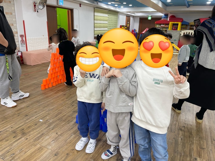  용인수지 아이큰별어린이집 신문지놀이 컵놀이 컵쌓기 오감놀이 신문지오감 소근육 대근육 활동