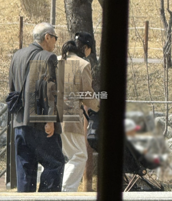   "감독님이 유모차를?!" 홍상수김민희, 하남 공원서 포착된 '육아' 근황 대공개