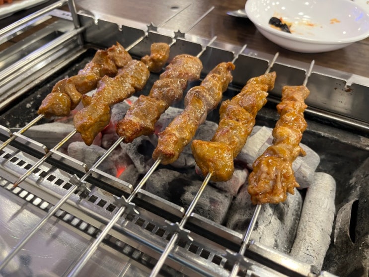  건대입구 양꼬치 맛집 "훈춘 양꼬치" 솔직 후기: 양꼬치, 어향가지, 서비스, 넉넉한 인심
