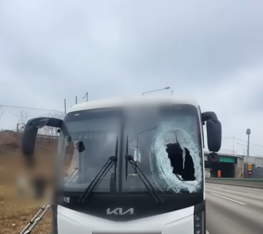  서해안고속도로 사고, 화물차 바퀴가 빠져 버스 직격했다
