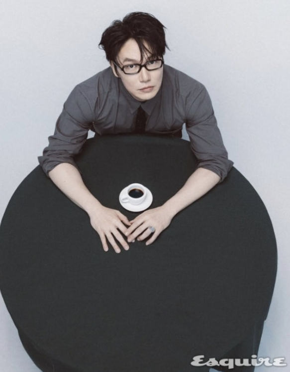   "이 오빠 턱선에 베이겠어!" 성시경, 6년 만에 화보서 '극한 다이어트' 성공 인증!