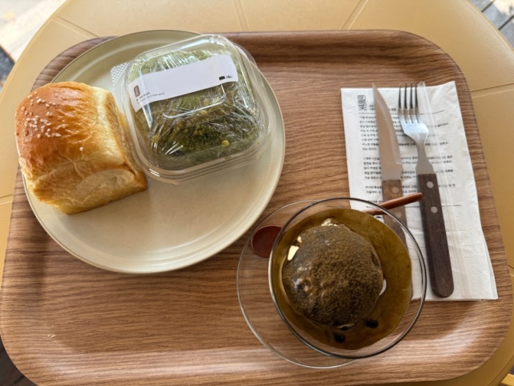  송리단길 카페 밀빛 벚꽃시즌 필수 코스 식빵과 맘모스빵 맛집