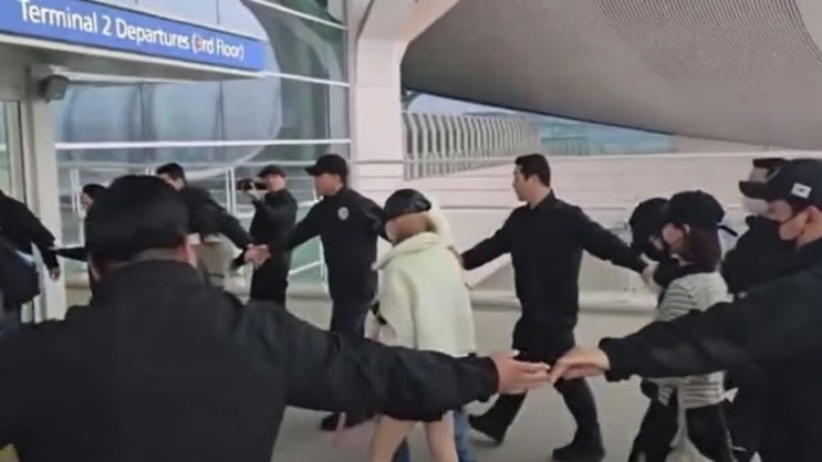  연예인이면 다 가능해?”  하츠투하츠 출국길 ‘과잉 경호’ 논란, 특혜 논란까지 번진 이유