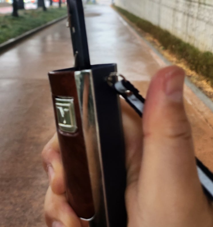  “우산 손잡이가 끈적?” 그냥 쓰면 손 더러워집니다 (확실한 해결법)