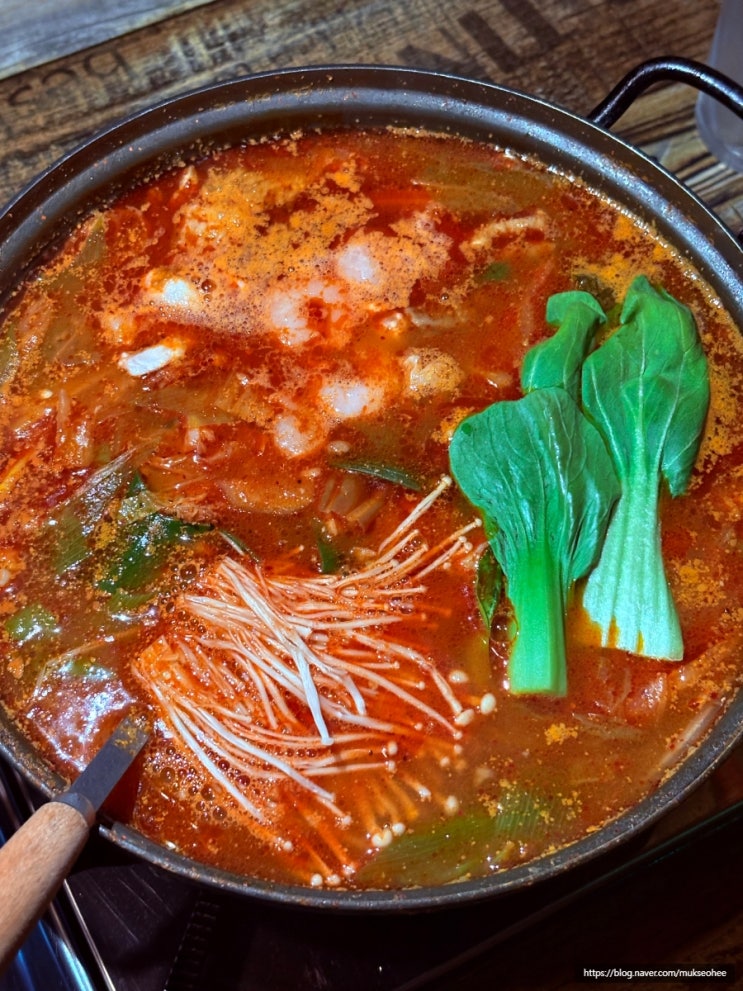  서울대입구 술집 안주추천 아빠식당 맵칼한 곱창 내장전골
