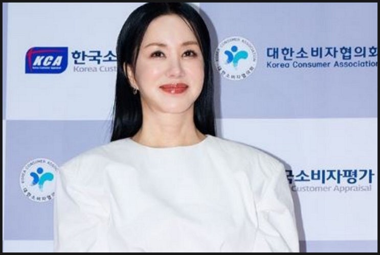  엄정화 롬복 여행 중 낙상 사고 부상, 빗길 계단서 삐끗하며 눈물까지 쏟은 사연