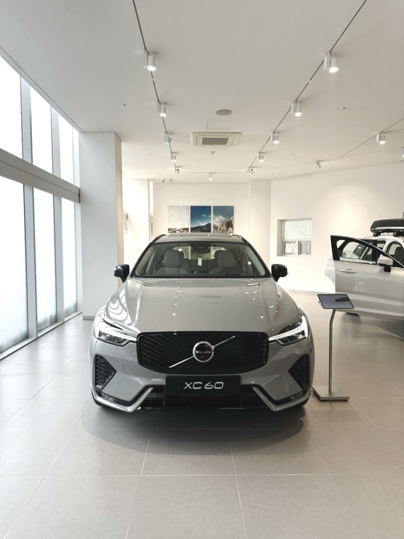 볼보 XC60 페이스리프트 베이퍼그레이 울트라다크 트림 가격 7,330만원(feat. 볼보해운대전시장)....