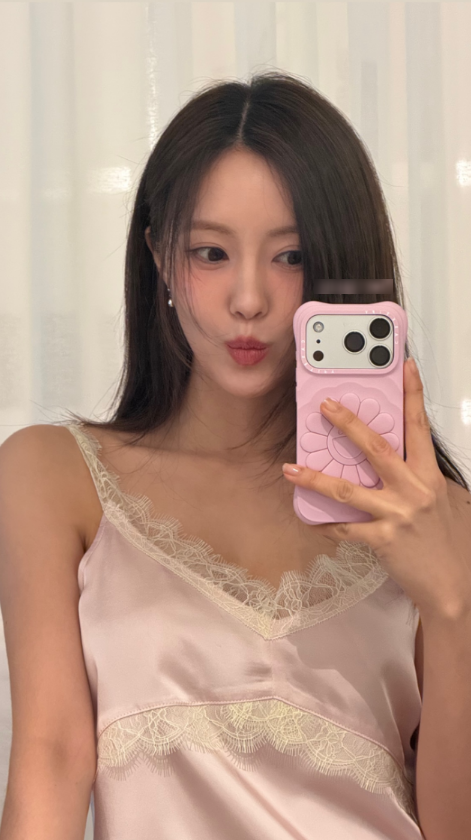 효민, 비행기 안 파격 슬립 패션 공개, 속옷만 입고 탄 줄? 깜짝 근황