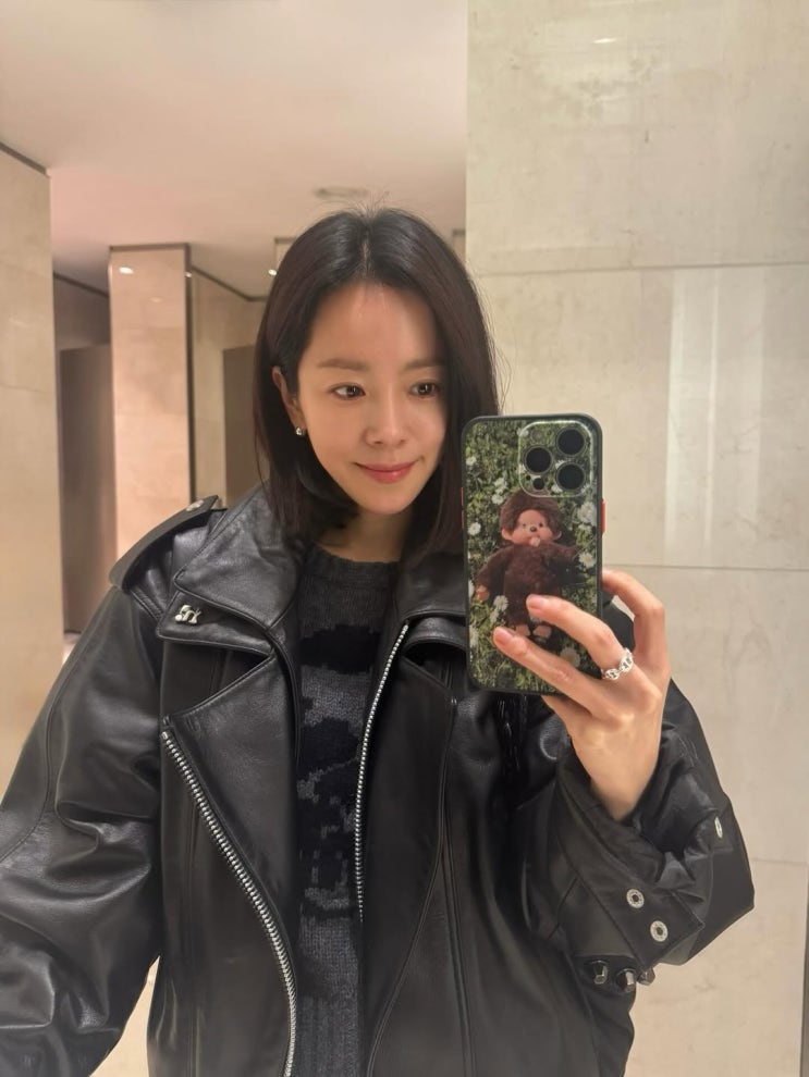  러블리한 시크함 한지민, 레더 바이커 봄룩으로 여자 가죽 자켓 코디 완성