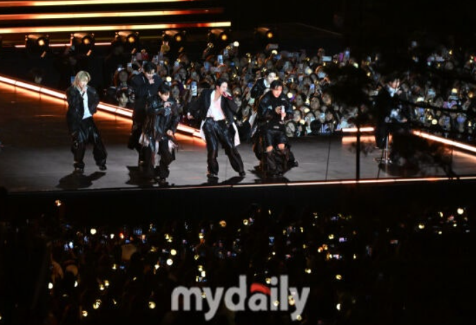  ️ 역대급 귀환! 방탄소년단 광화문 평정, RM 부상 투혼 속 컴백 라이브 현장