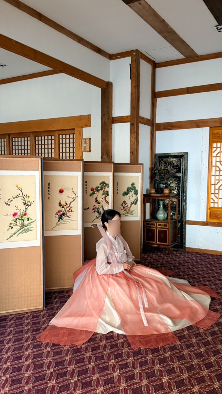  강남 원규스튜디오 한복 입고 한옥에서 찍은 병풍 신부 단독씬