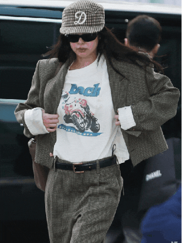  제니, 패션 완성,“제니 공항패션 또 레전드 찍었다” 샤넬 하나로 끝낸 이유…진짜 포인트는 따로 있음