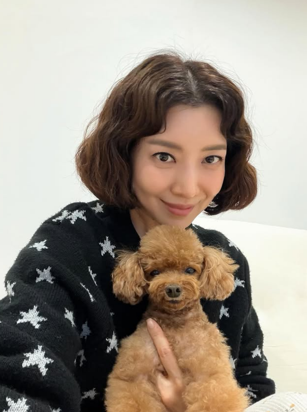  시간을 되돌린 아름다움에 깃든 미소, 윤세아 48세 단발펌 변신