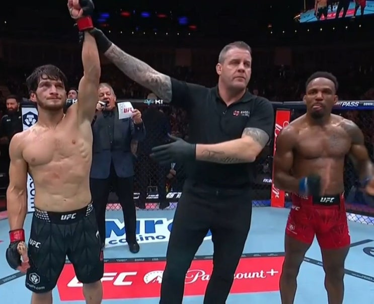  [UFC Fight Night] '페더급 랭킹 1위' 모브사르 에블로예프, '페더급 랭킹 3위' 르론 머피 상대로 판정승
