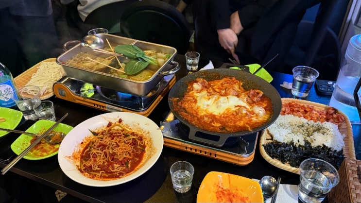  24시간 홍대 술집 도깨비집 홍대점 - 치즈 회오리 닭갈비, 오뎅탕, 육회 비빔면