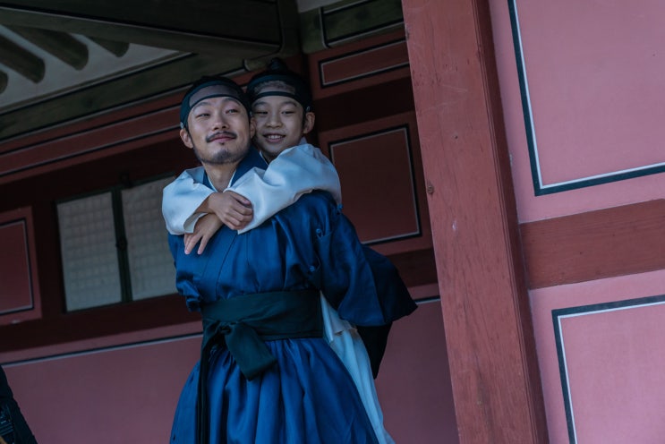  '유해진이 왕으로' 낯설다...어둠 속에서 진실을 본다는 것: 영화 「올빼미」 리뷰