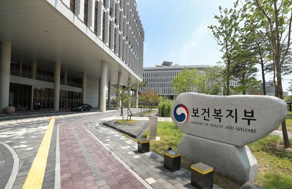 흔들리는 가족 돌봄…한국 복지의 방향은