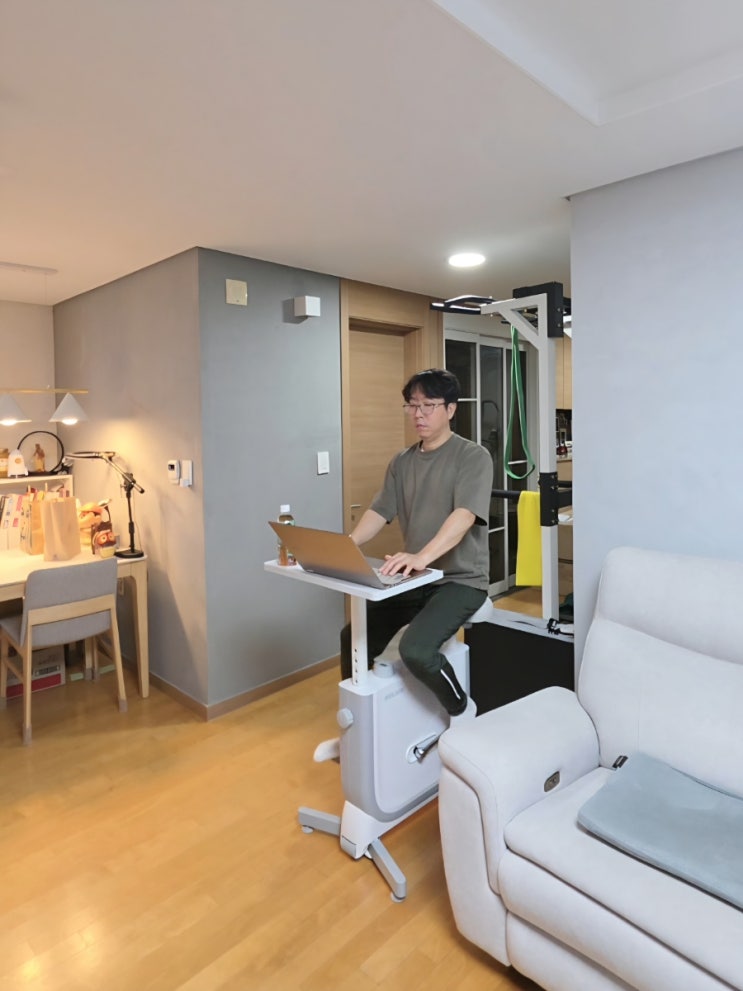  책상 달린 모노바이크 멜킨스포츠 운동기구는 재택근무 다이어트 편안한 실내자전거 안장까지 최고