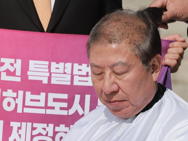 "국회 앞에서 삭발을?" 박형준 부산시장, 특별법 통과 촉구하며 민주당 전방위 압박