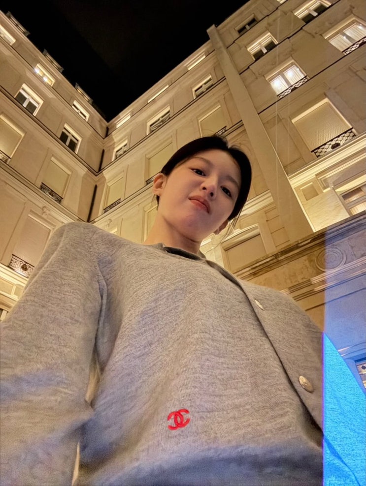  샤넬 룩도 '꾸안꾸'로 소화하는 고윤정 봄 니트 가디건 스타일 공개