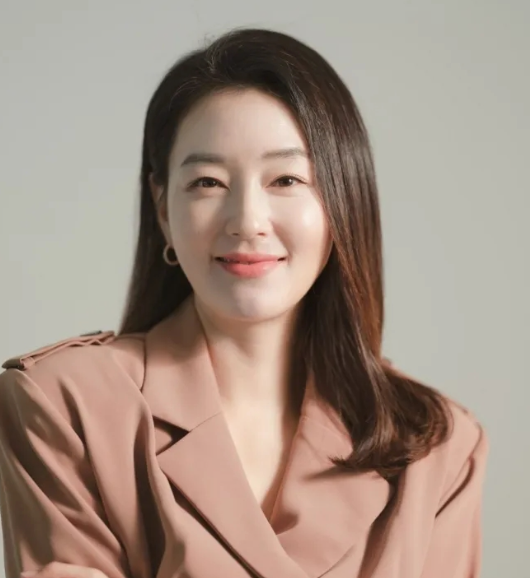 배우 박진희 나이 학력 프로필: 5살 연하 판사 남편과의 러브스토리와 환경 보호 활동