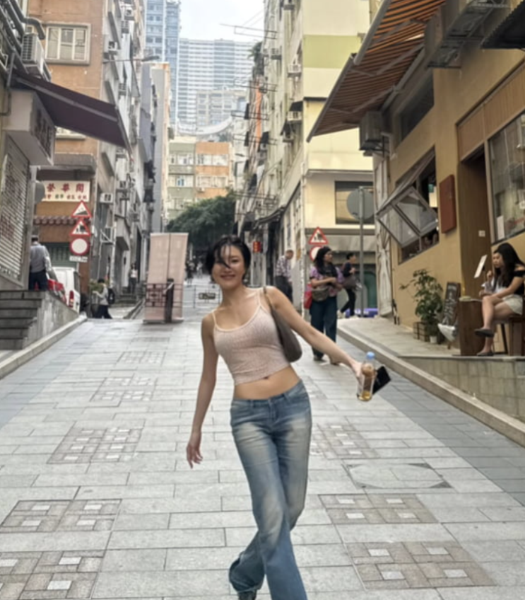   화사 홍콩에서 1년 치 행복 충전? 4월 컴백 앞두고 리즈 갱신 중!