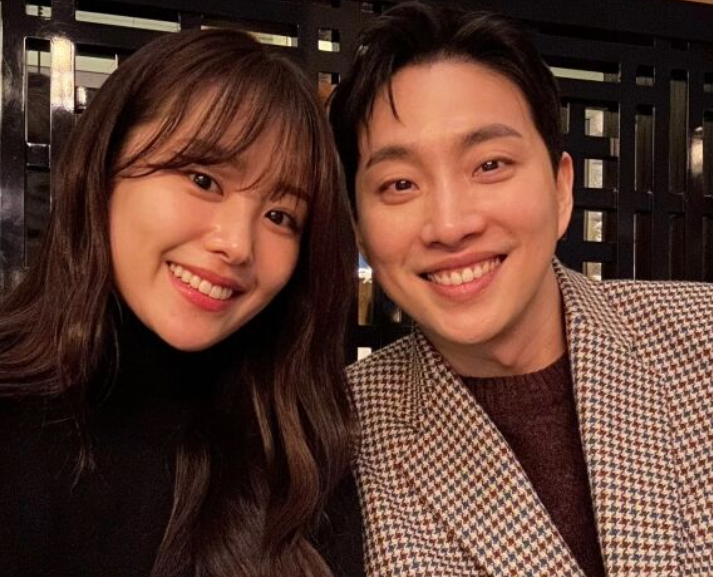   "우리 아기 꼭 낳아야겠다" 박위송지은, 북촌 데이트 중 받은 깜짝 2세 선물에 '울컥'