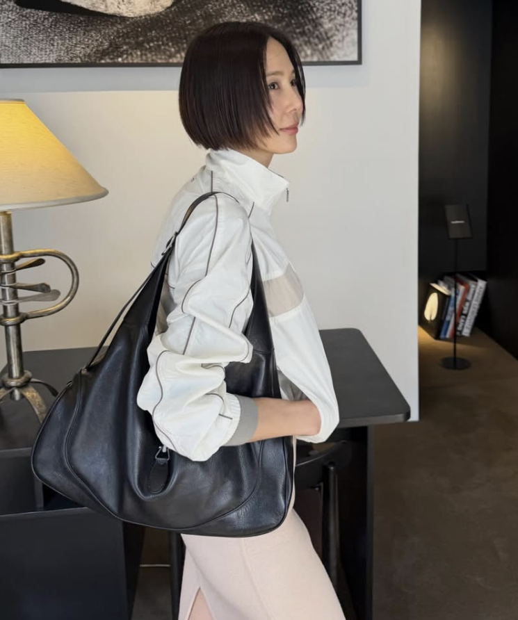 바람막이에 구두 조합 신선하네 김나영 인스타속 패션 참고해보기