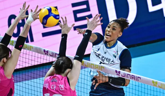 5시즌 만에 돌아온 봄배구...GS칼텍스 vs 흥국생명 준플레이오프, 신유빈 시구까지 화제
