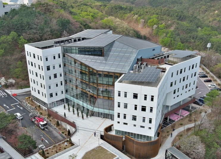  낡은 건물의 화려한 변신, 서울대 해동학술정보관의 현대적 미학