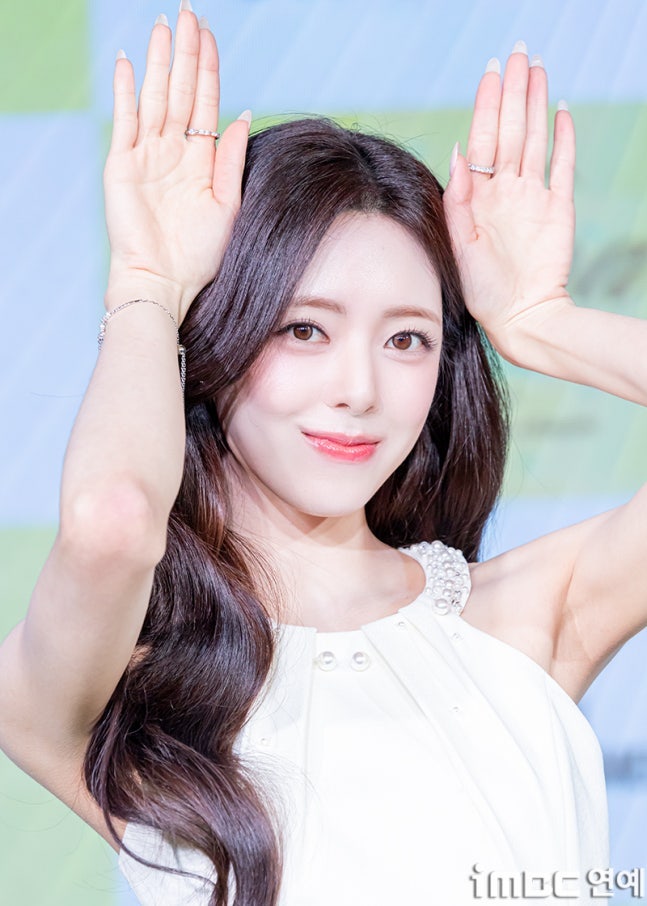 있지 유나, "얼굴 보자마자 눈물이 났다"…7년 만의 첫 솔로 비하인드