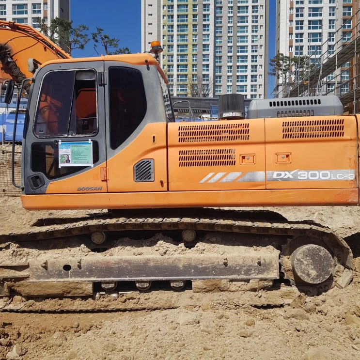  두산 DX300LC-3 2015년식 6200만원 판매합니다.