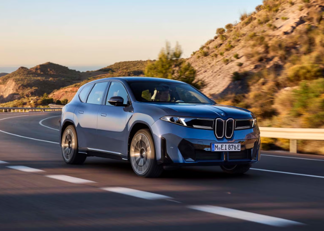  BMW iX3 국내 출시 임박해지자 GV70 계약한 아빠들 후회중이다?