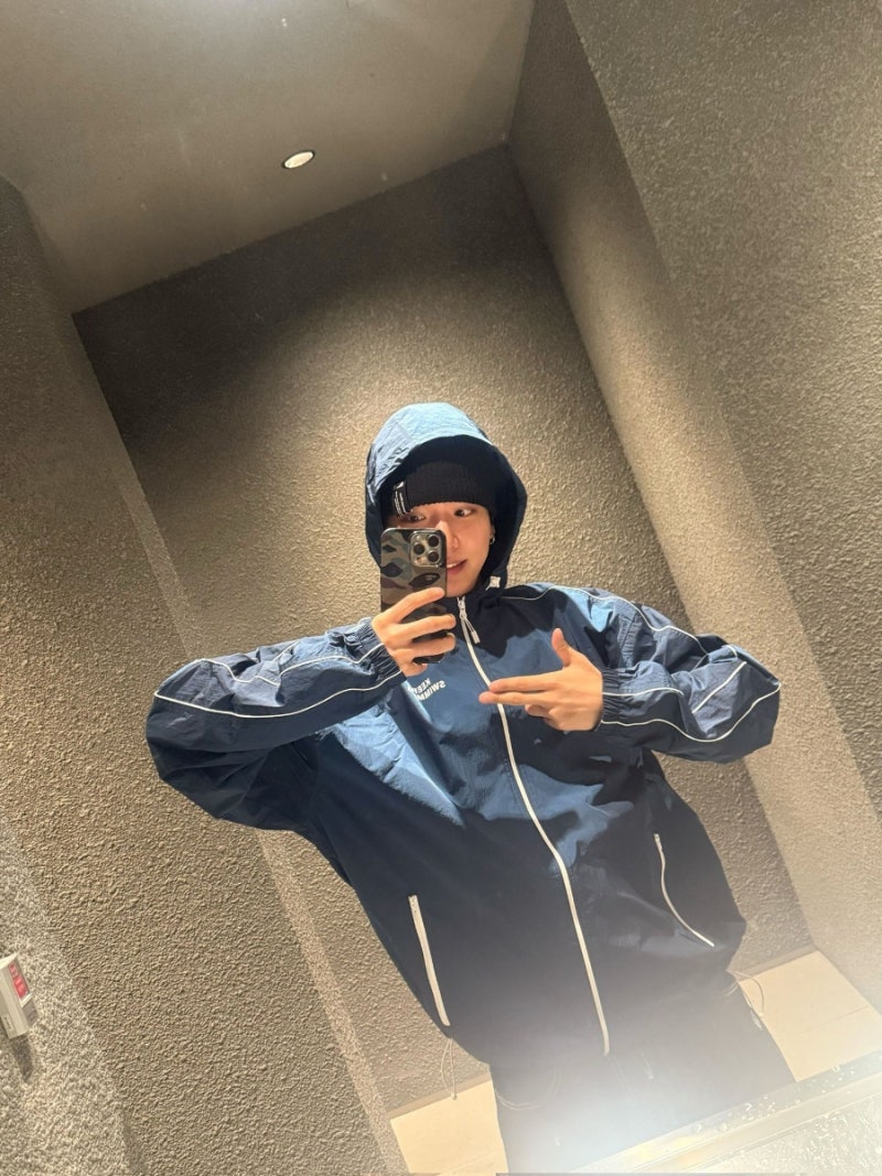 BTS 방탄소년단 - 260324 보이넥스트도어 명재현 태산 SWIM 바람막이 단체복 패션 인증샷 사진 위....
