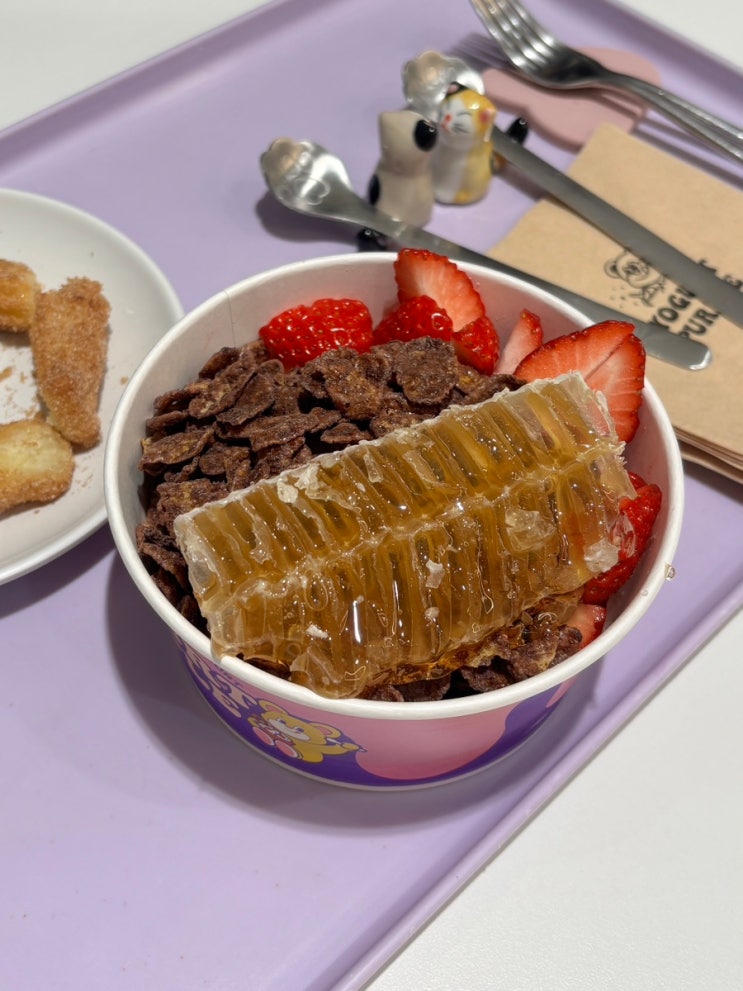  강남 요거트아이스크림 요거트퍼플 후기 : 벌집꿀 딸기 콘푸로스트, 토핑추가