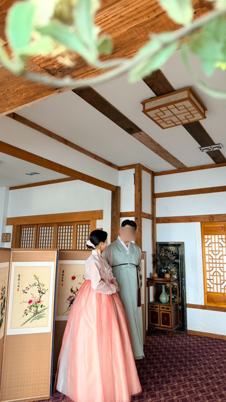  한복 웨딩촬영 원규스튜디오 한옥에서 찍은 커플 사진
